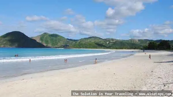 Pantai Batu Lima dengan formasi unik.