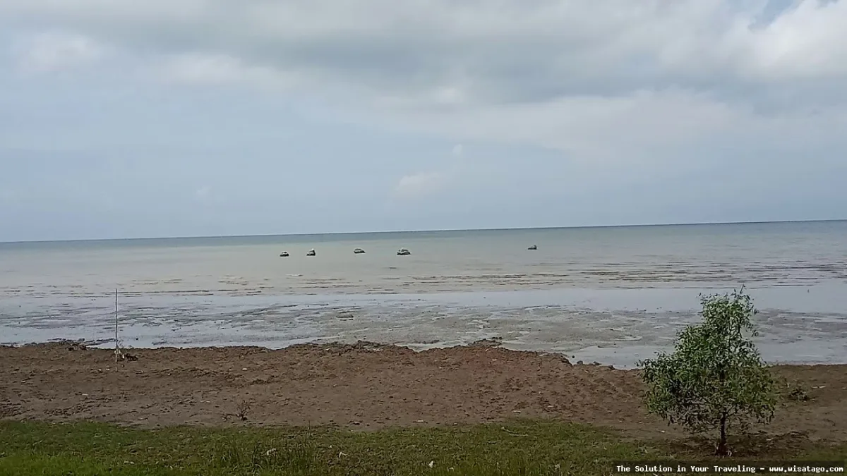 Pantai Batu Lima dengan formasi unik