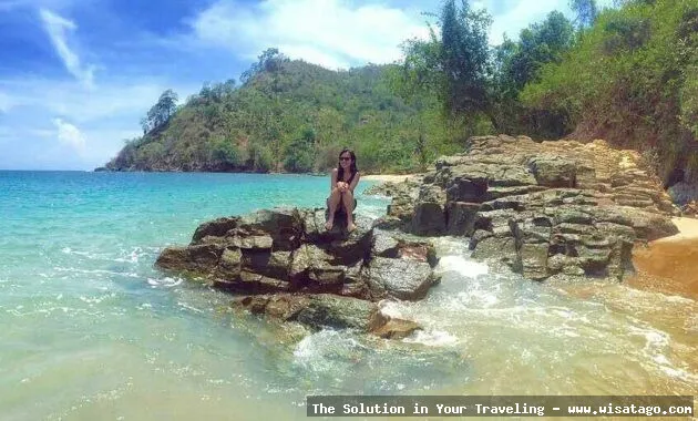 Pantai Bolu Bolu, pasir putih memukau