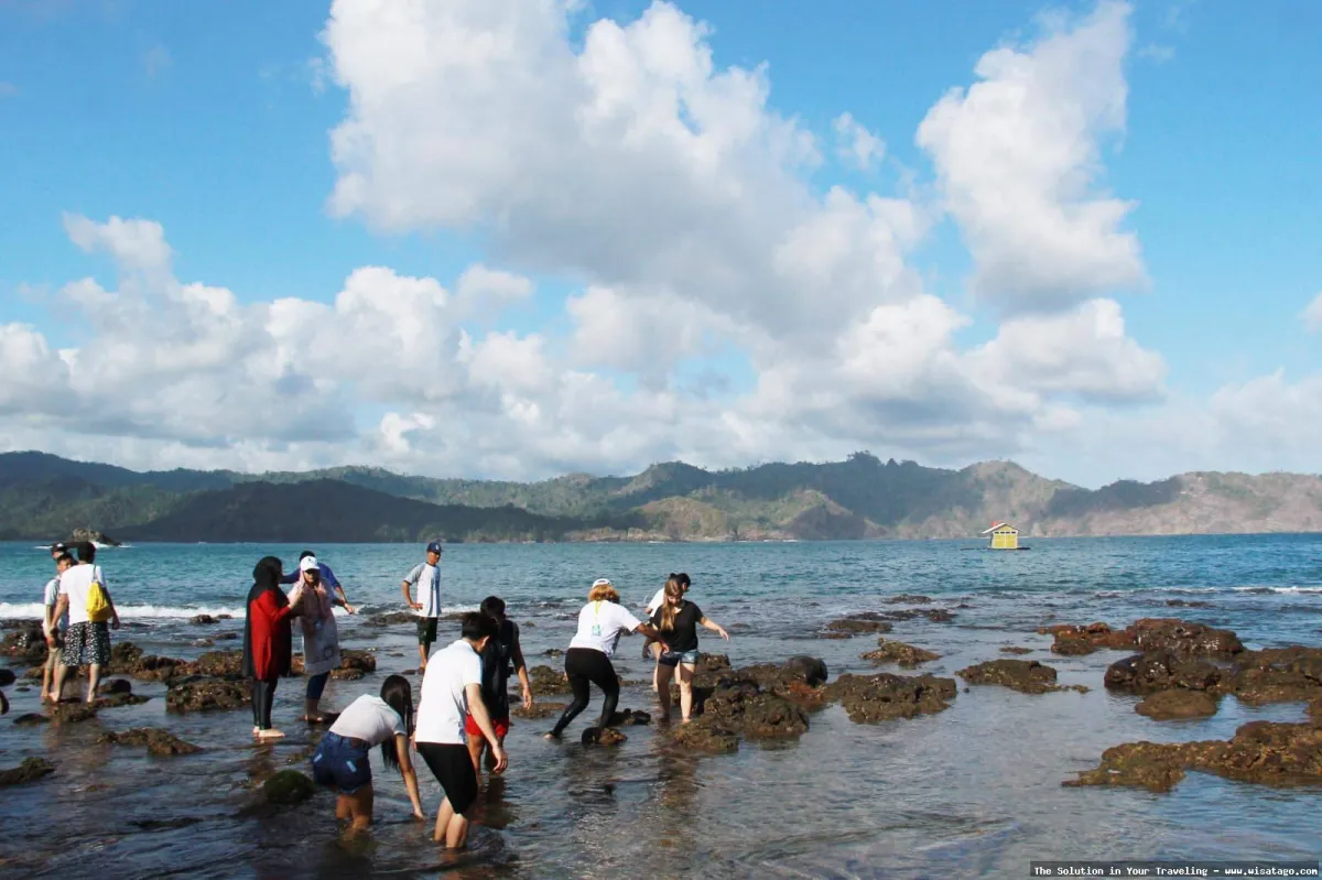 Pantai Bolu Bolu, pasir putih menawan