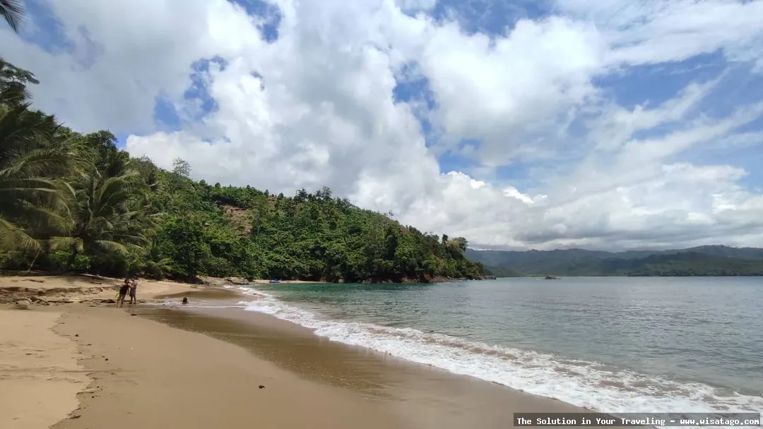 Pantai Bolu Bolu, pasir putih memesona