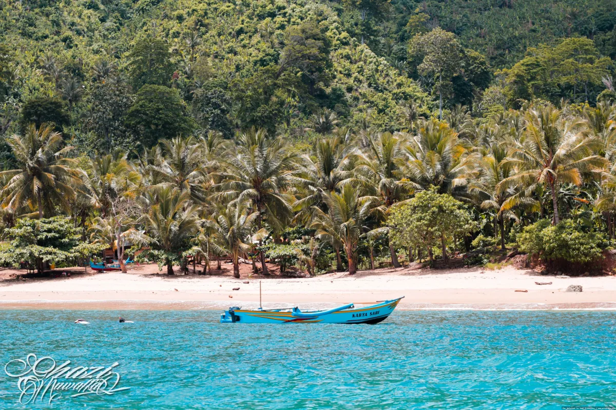 Pantai Bolu Bolu, pasir putih memukau