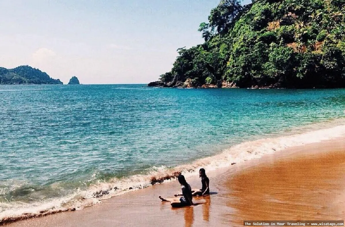 Pantai Bolu Bolu, pasir putih alami