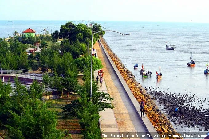 Pantai Boom: keindahan laut memukau