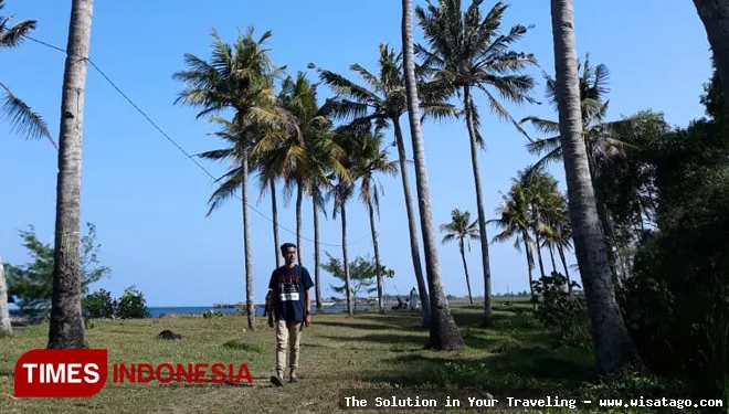 Pantai Cacalan, keindahan pantai Banyuwangi.