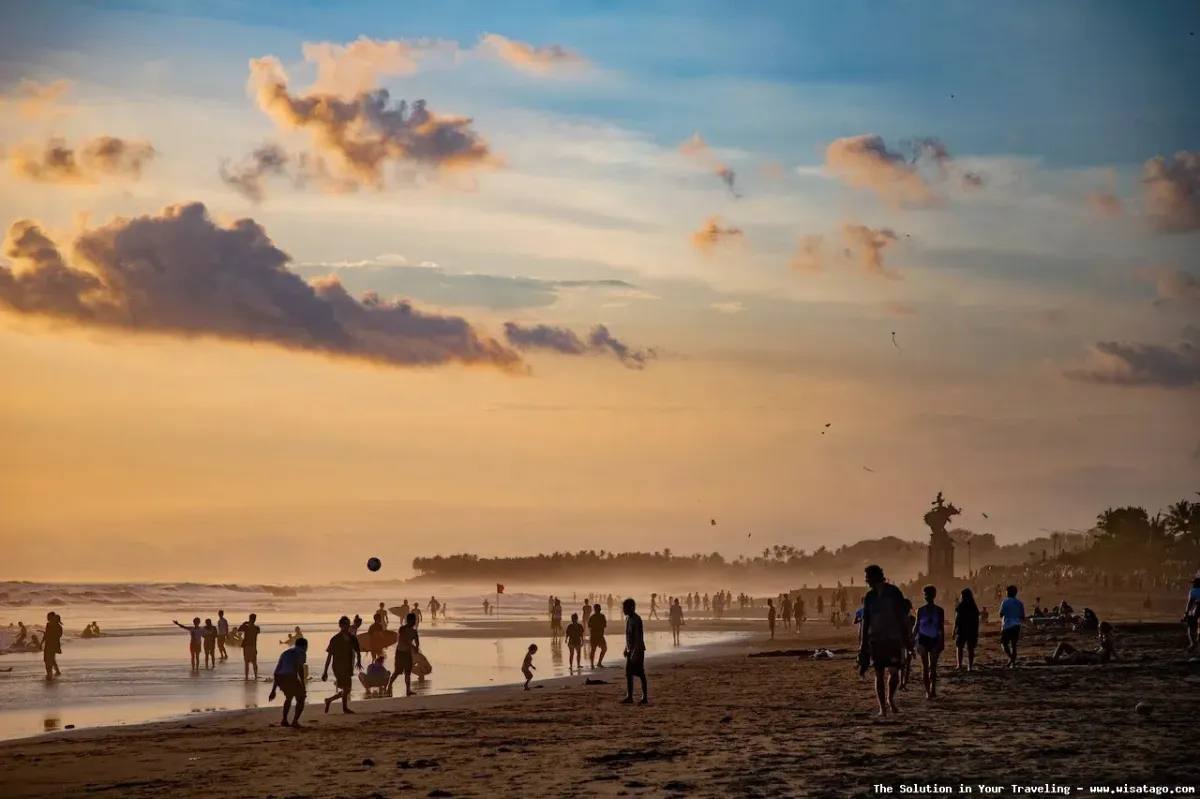 Pantai Canggu, pesona ombak menawan.