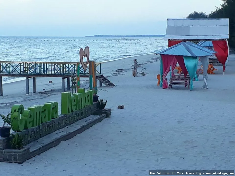 Pantai Cemara indah dengan barisan pohon