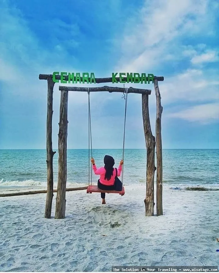 Pantai Cemara yang indah dan tenang