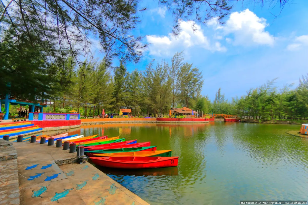 Pantai Cemara indah dengan barisan pohon