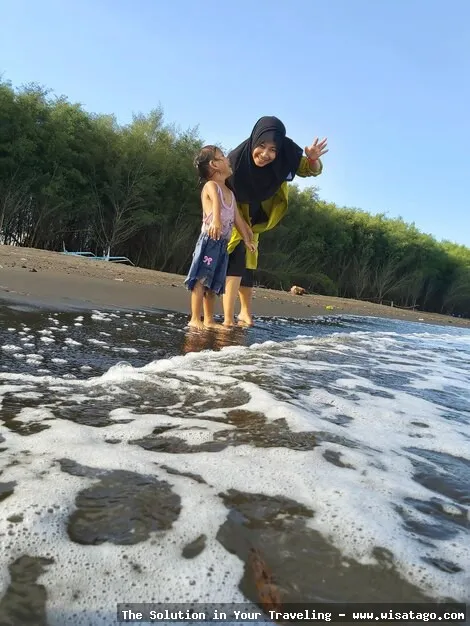 Pantai Cemara Banyuwangi: keindahan alam memukau