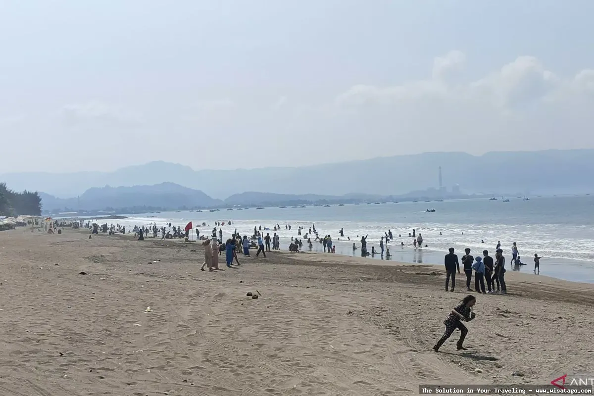 Pantai Citepus dengan pasir kecoklatan