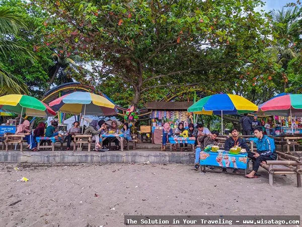 Pantai Citepus dengan pasir kecoklatan