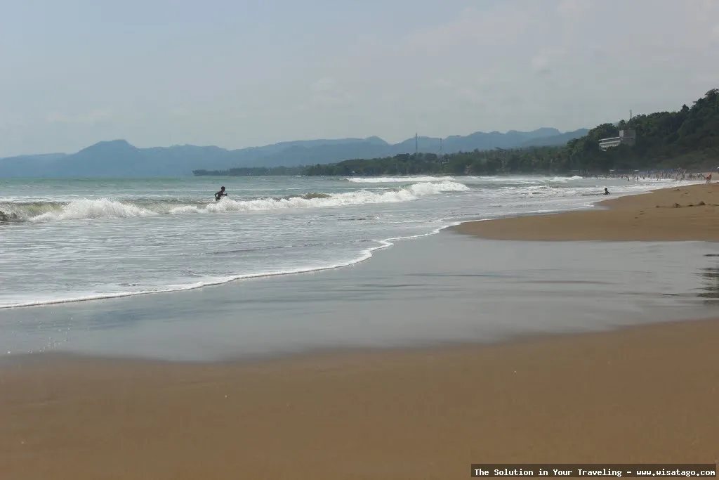 Pantai Citepus dengan ombak memukau