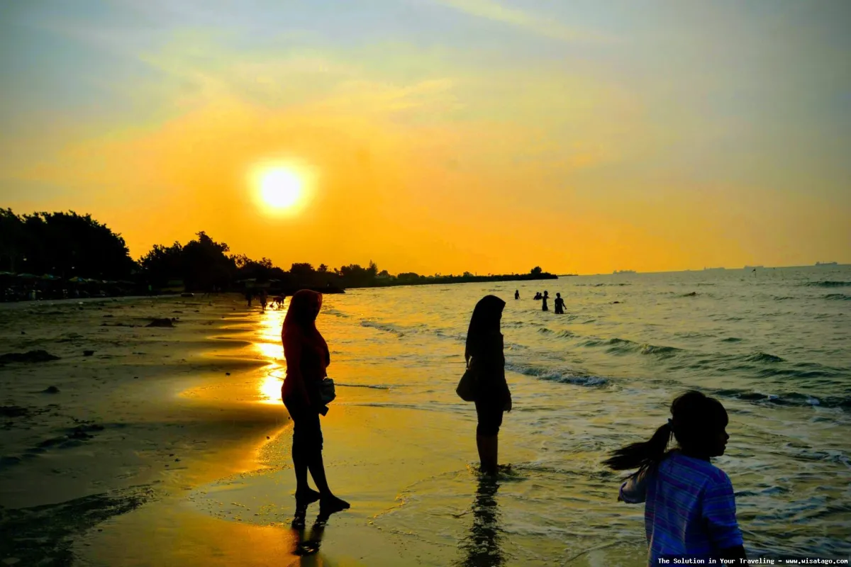 Pantai Delegan, pasir dan ombak tenang