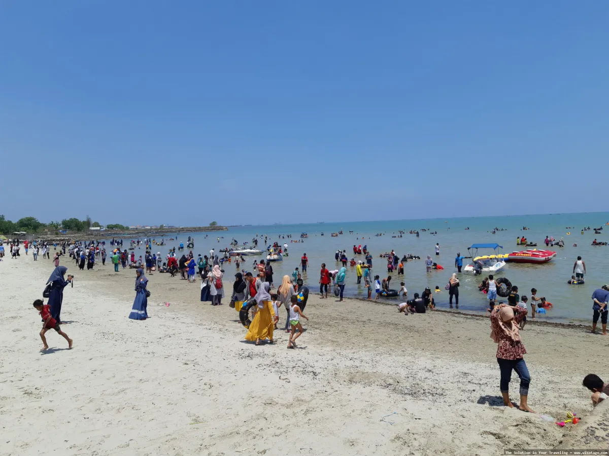 Pantai Delegan, pasir dan ombak tenang