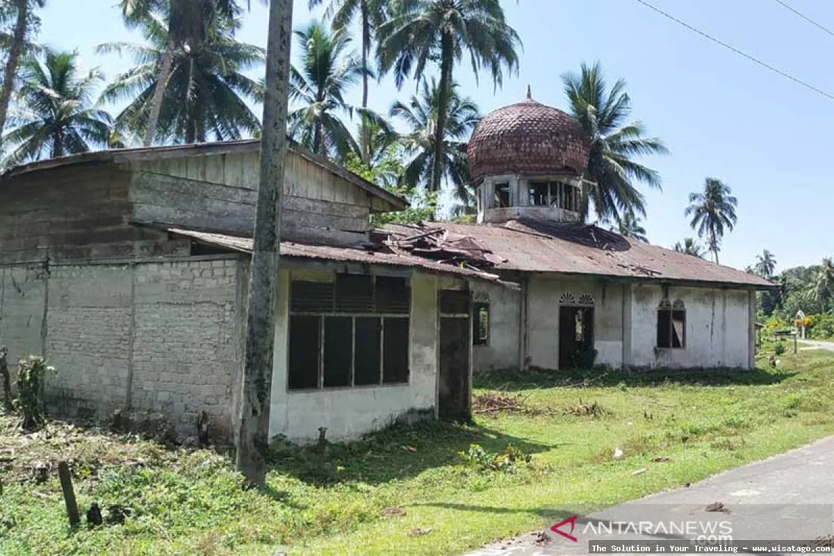 Pantai Desa Latiung yang mempesona.