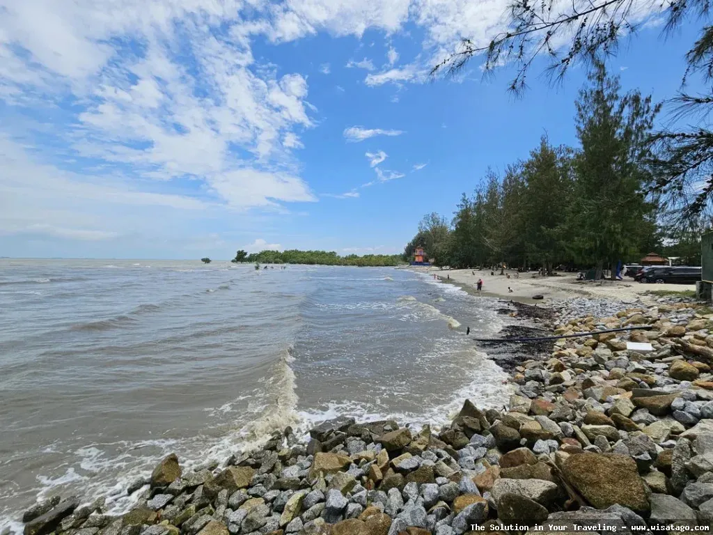 Pantai Desa Latiung yang menawan alami