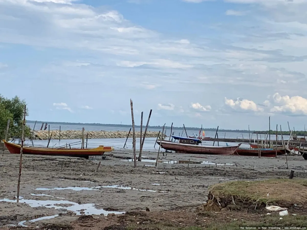 Pantai Desa Setenger yang menawan.