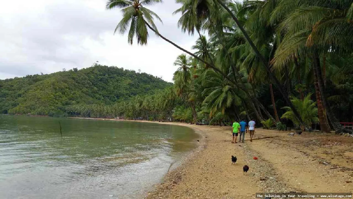 Pantai Desa Setenger yang menawan.