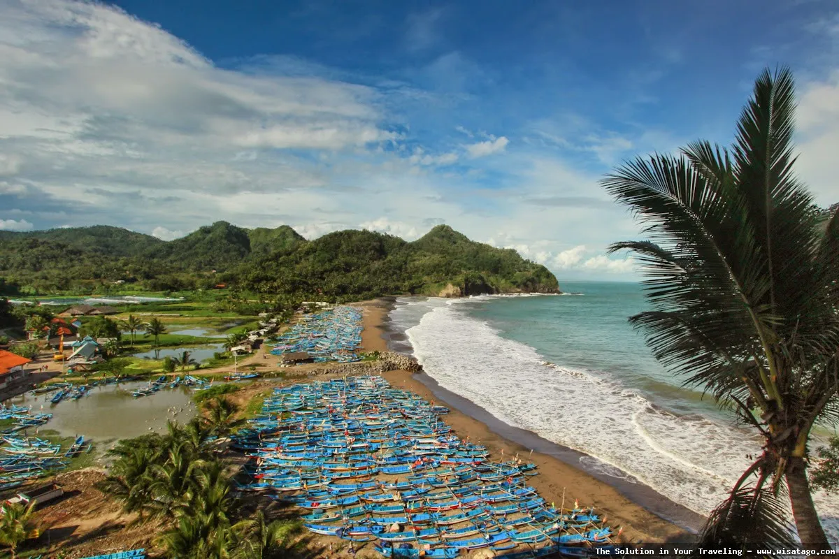 Pantai Desa Setenger yang menawan.
