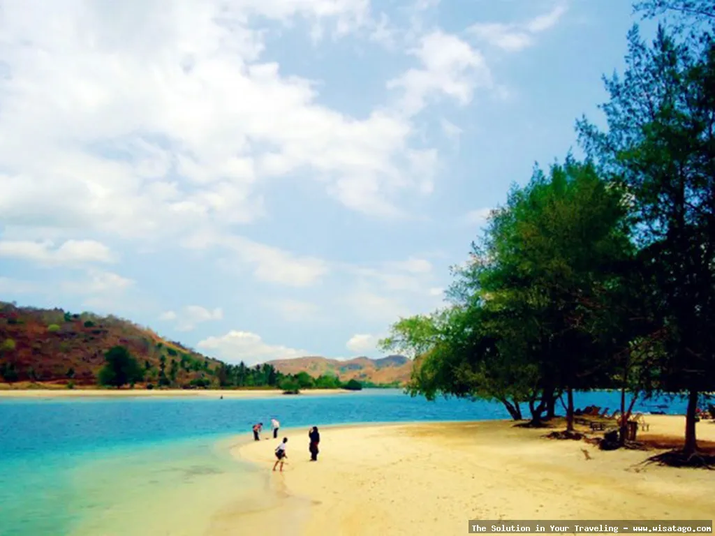 Pantai Gili Nanggu yang tenang mempesona