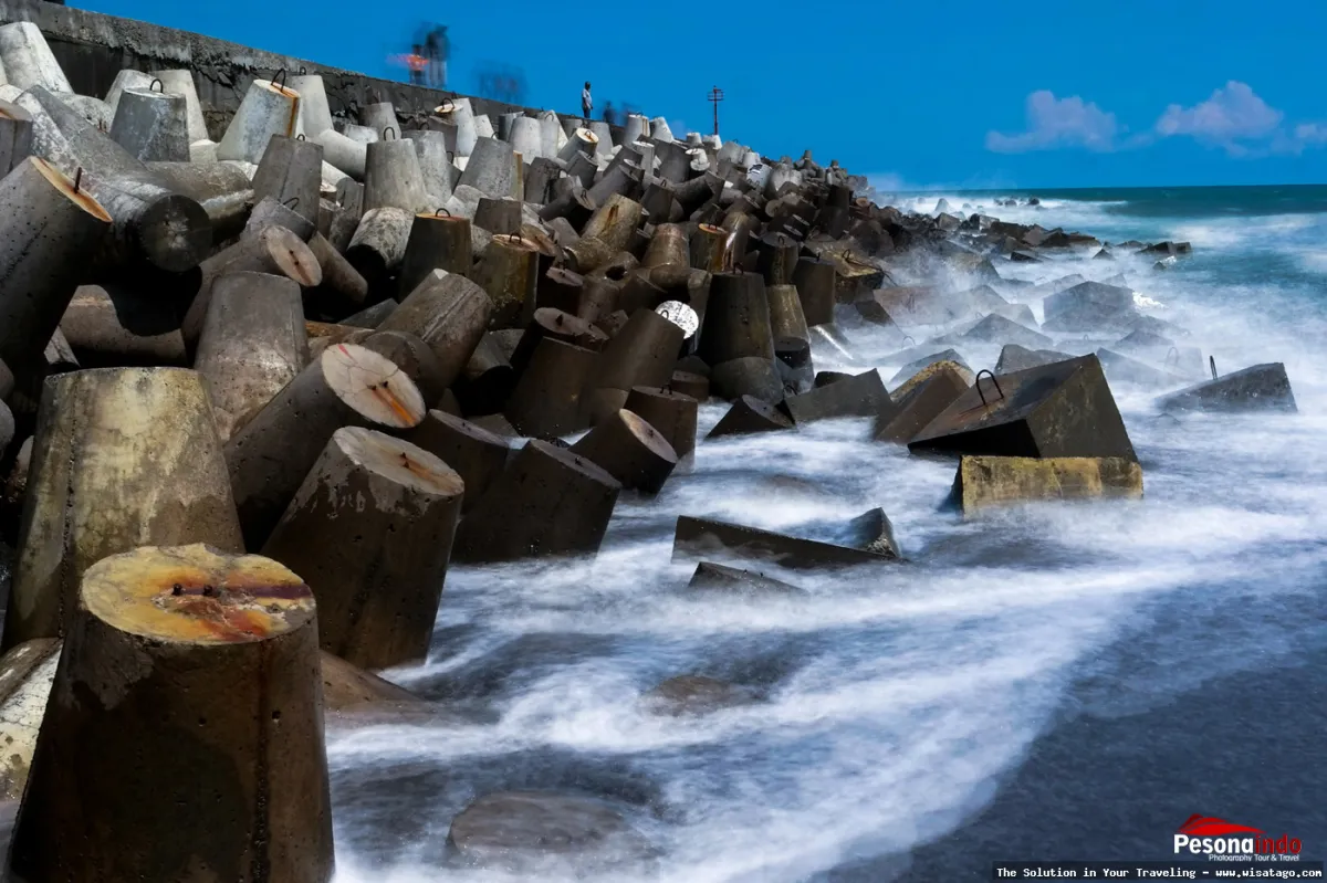 Pantai Glagah, pemecah ombak alami.