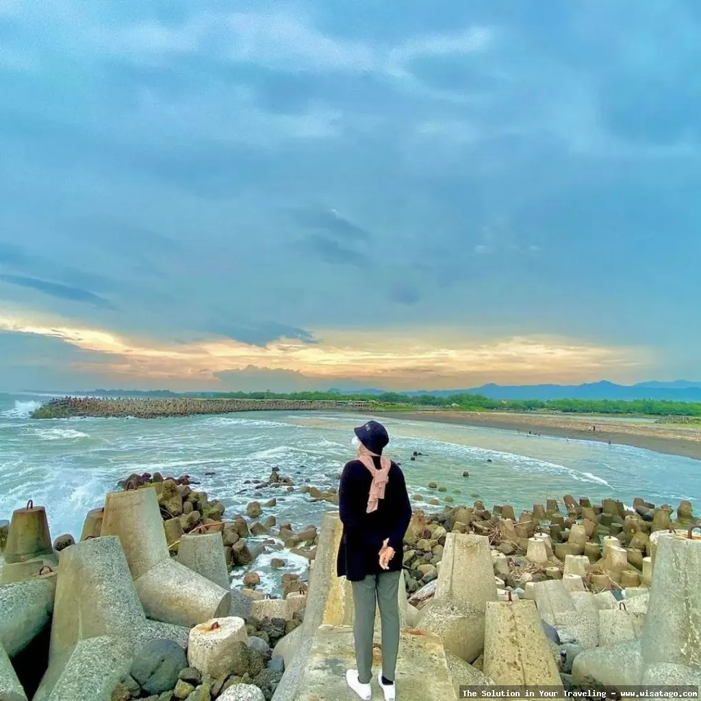 Pantai Glagah, pemandangan batuan tetrapod.