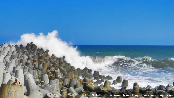 Pantai Glagah: pemandangan batuan tetrapod