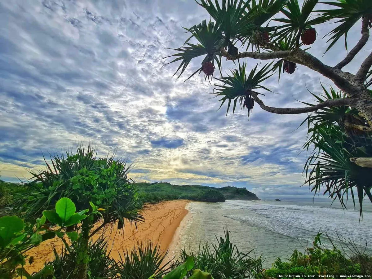 Pantai Gondo Mayit, pemandangan memesona.