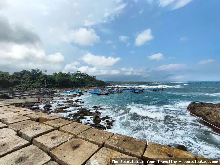 Pantai Jayanti dengan ombak memukau
