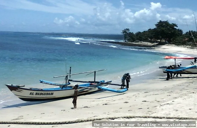 Pantai Jayanti dengan ombak memukau