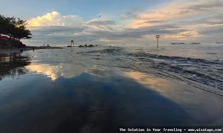 Pantai Jayanti dengan pasir kecoklatan