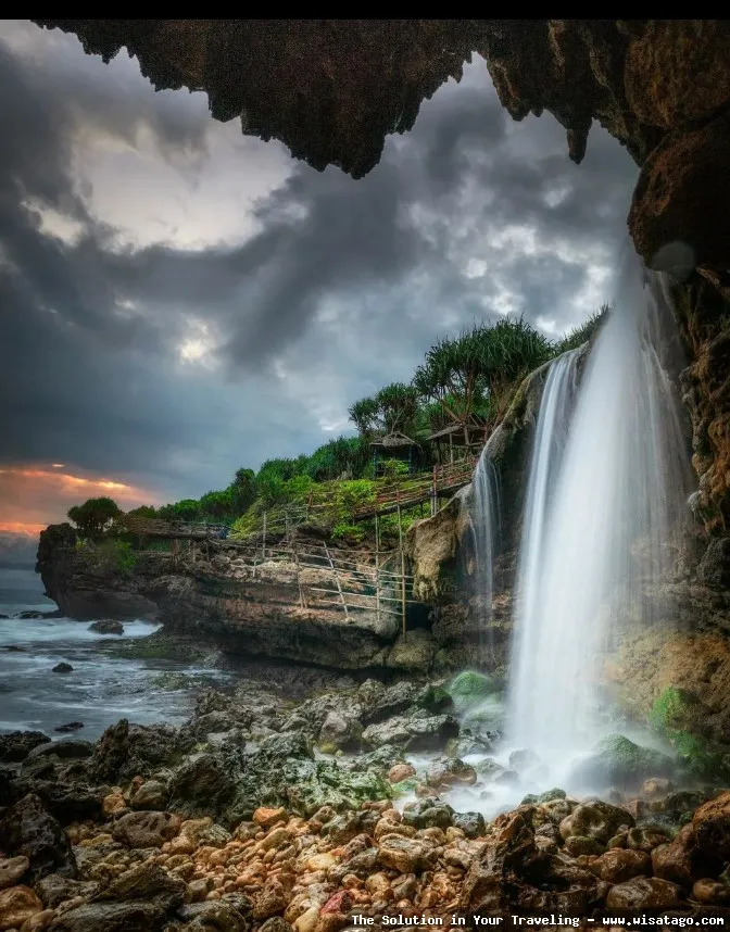Pantai Jogan, air terjun menawan.