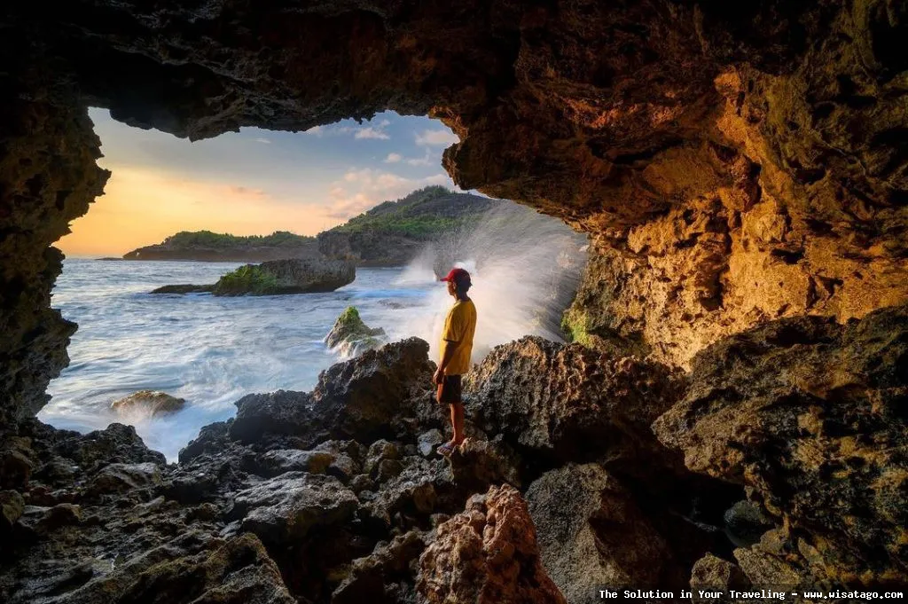 Pantai Jogan, air terjun menawan