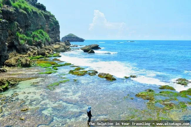 Pantai Jogan: air terjun menawan