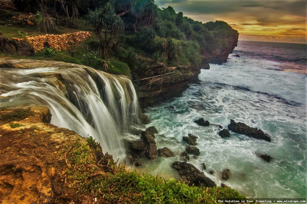 Pantai Jogan, air terjun menawan.