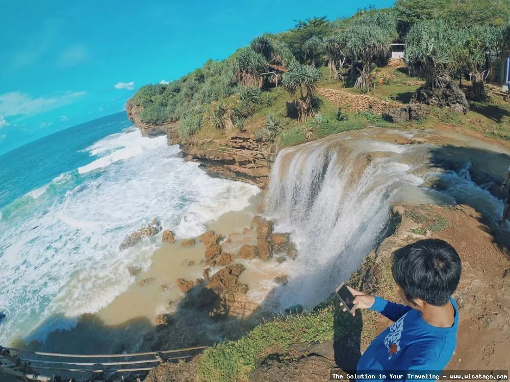Pantai Jogan: air terjun menawan
