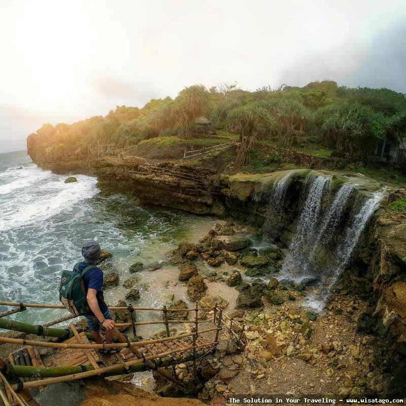Pantai Jogan, air terjun menawan.
