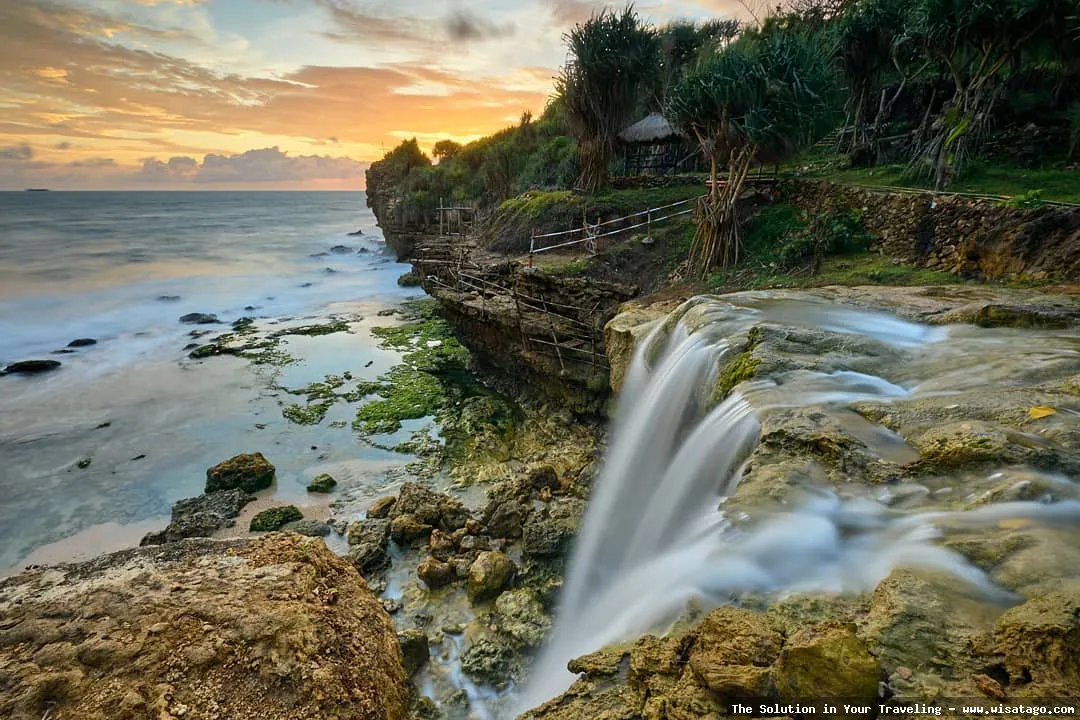 Pantai Jogan, air terjun menawan