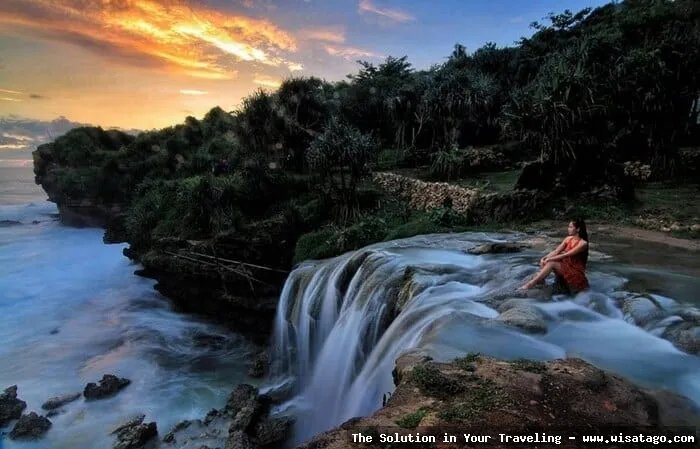 Pantai Jogan, air terjun menawan.