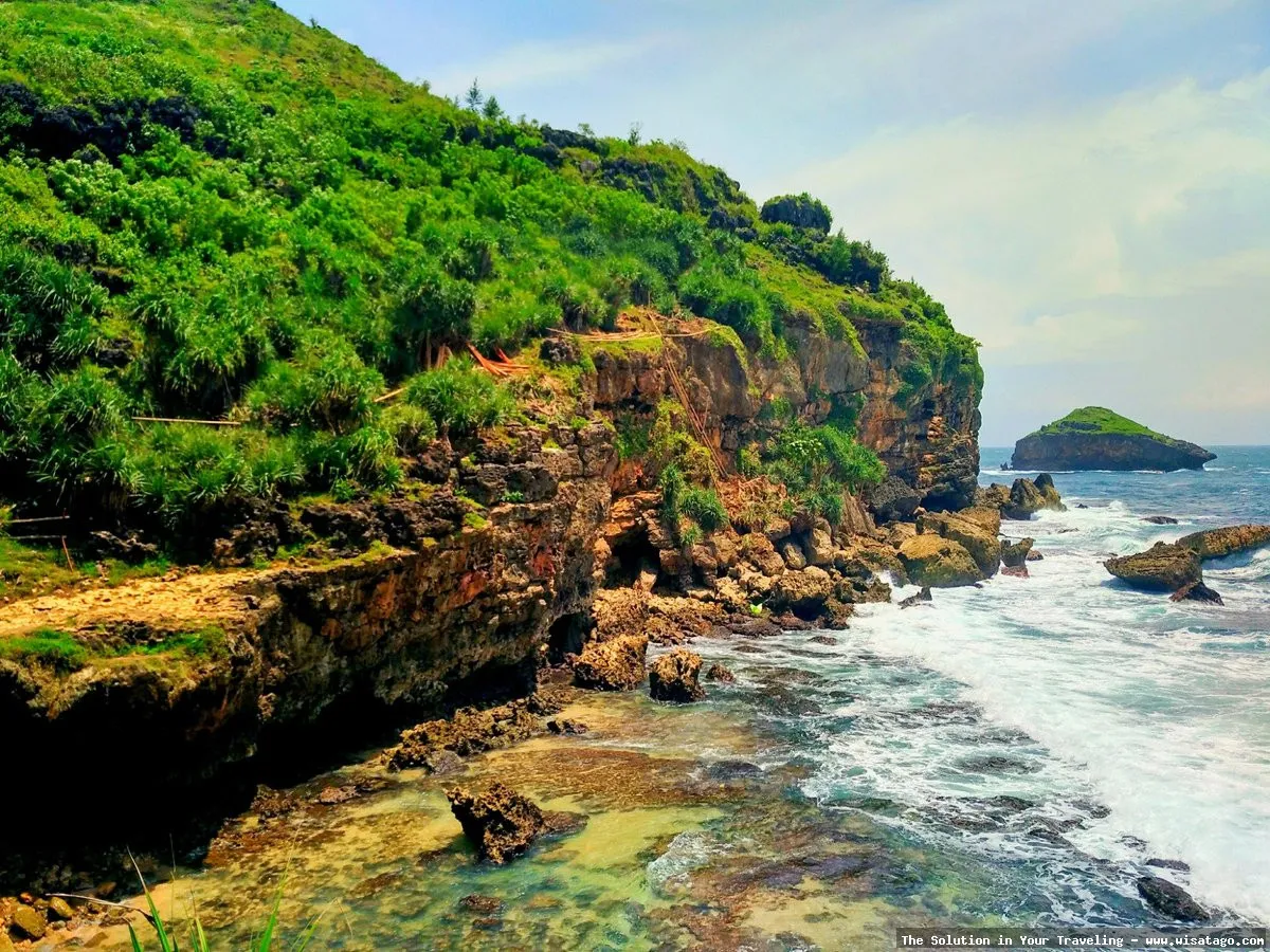 Pantai Jogan, air terjun menawan