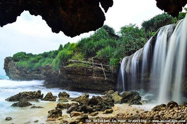Pantai Jogan, air terjun menawan