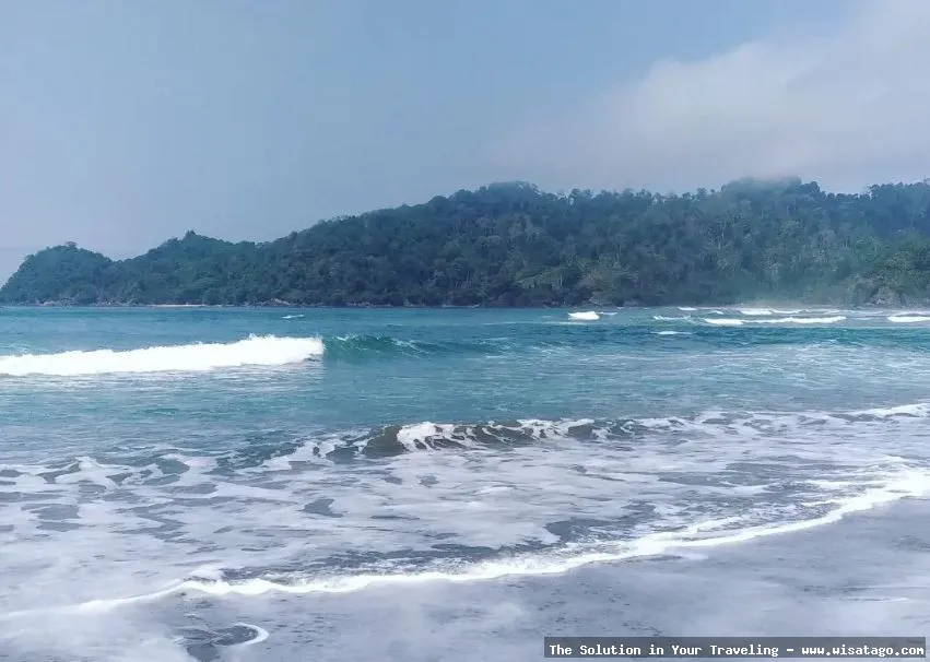 Pantai Jolosutro, keindahan pantai selatan.