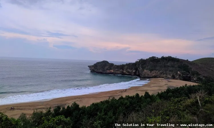 Pantai Jolosutro, keindahan alam memukau.