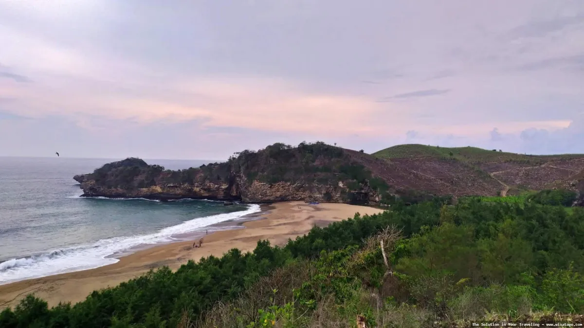 Pantai Jolosutro, keindahan alam memukau