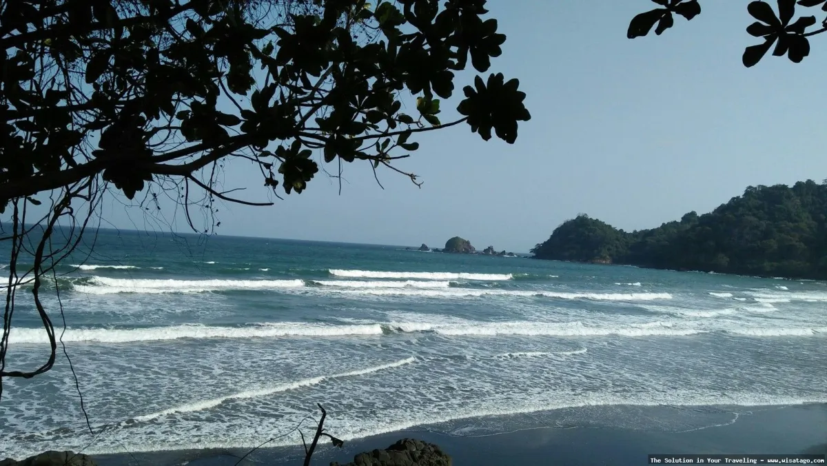 Pantai Jolosutro, keindahan alam memukau