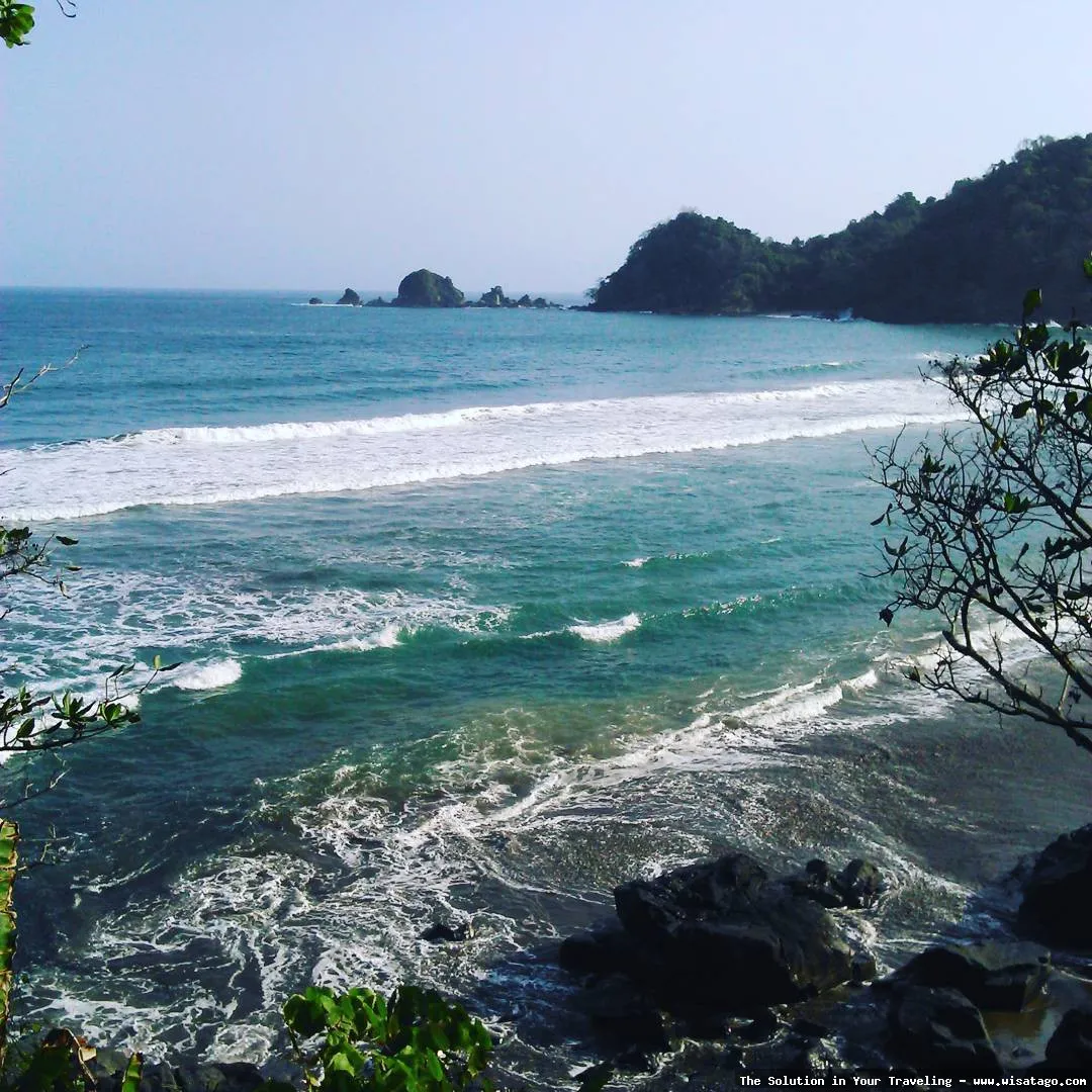 Pantai Jolosutro, pemandangan laut indah.