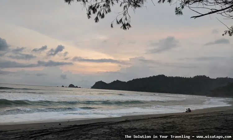 Pantai Jolosutro, keindahan alam memukau