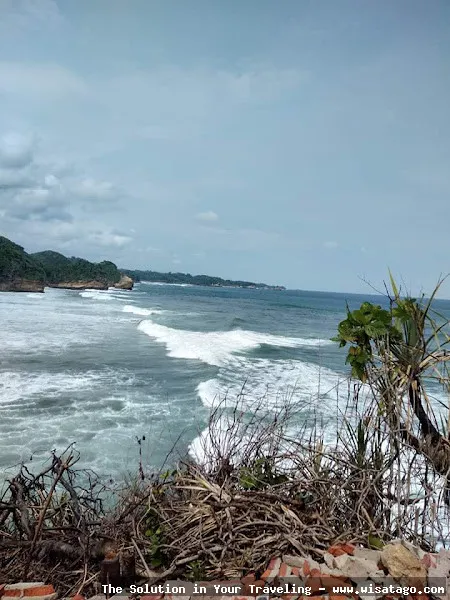 Pantai Jonggring Saloko, pemandangan indah.