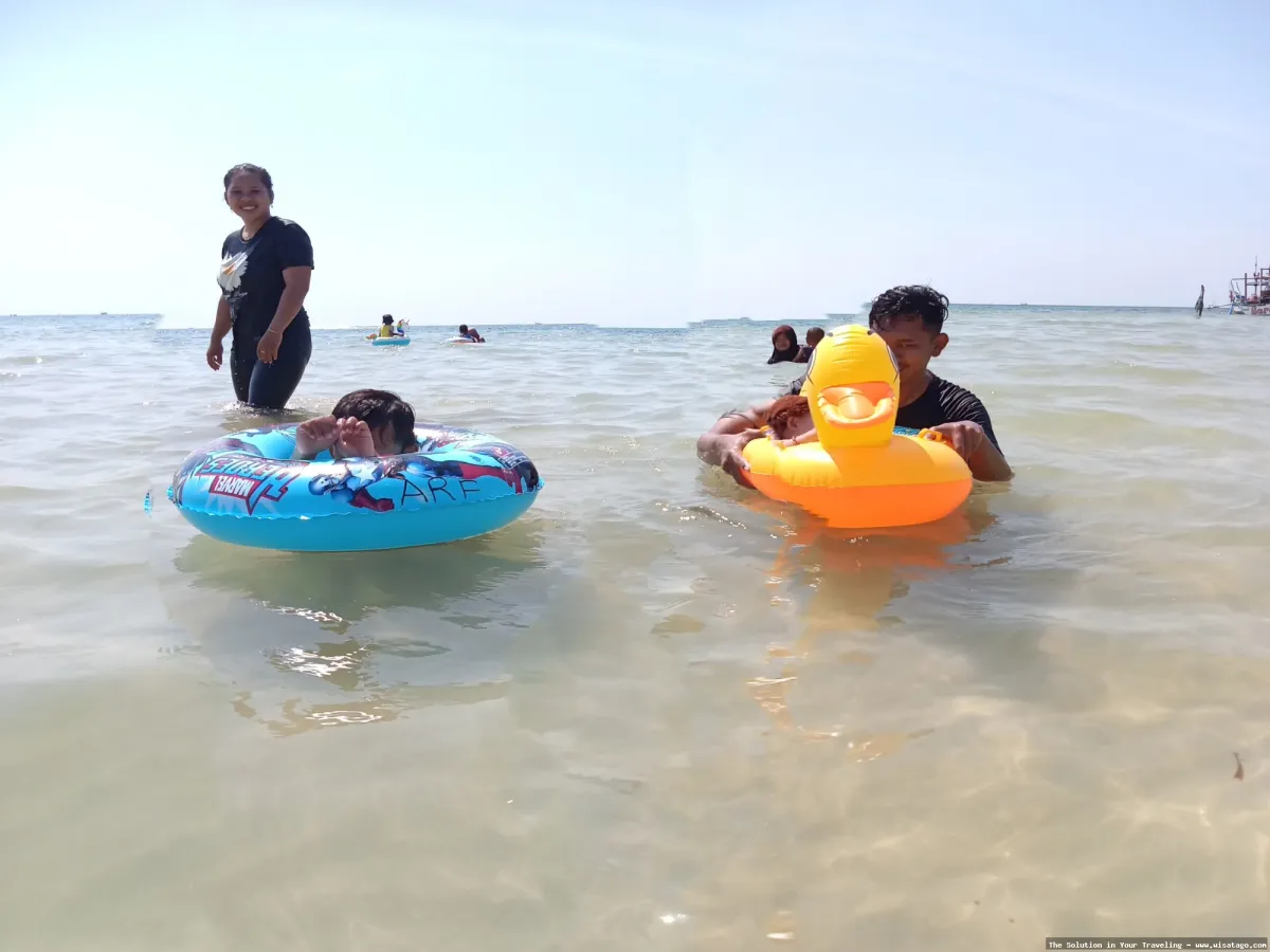 Pantai Kampung Panau yang mempesona